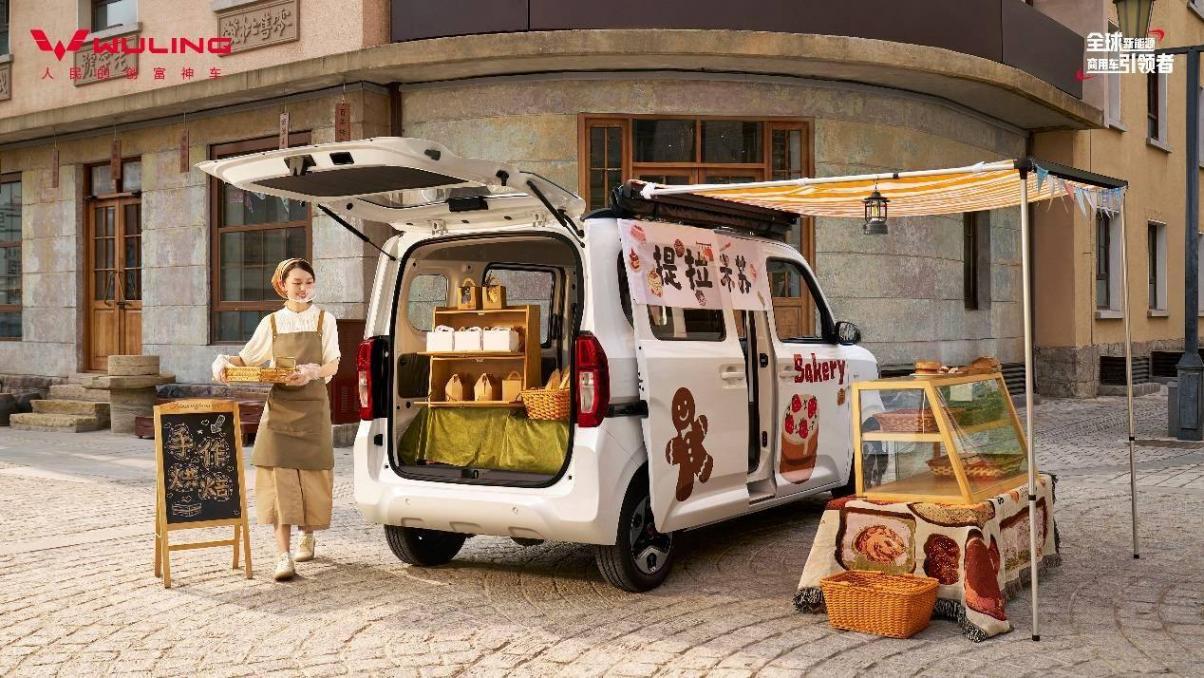 作為“神車”的專業制造商,五菱推出過五菱宏光、五菱之光、五菱宏光MINIEV等一眾親民爆款車型