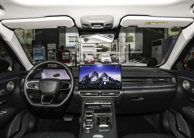 奇瑞悶聲發大財!純油轎車月銷連續破萬,艾瑞澤8家族怎么選?