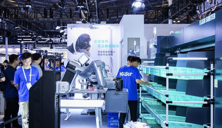 正在搬運(yùn)料箱的智元遠(yuǎn)征 A2-W