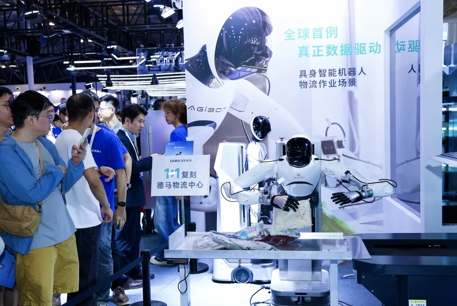 智元精靈G1在進(jìn)行物流分揀工作