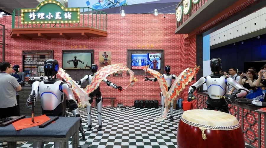 在舞彩帶、敲鼓的智元遠(yuǎn)征A2