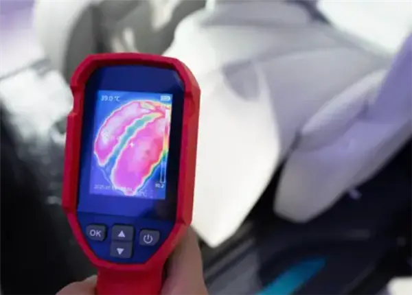 新款別克GL8陸尊PHEV內飾曝光：升級環抱式后排座椅加熱