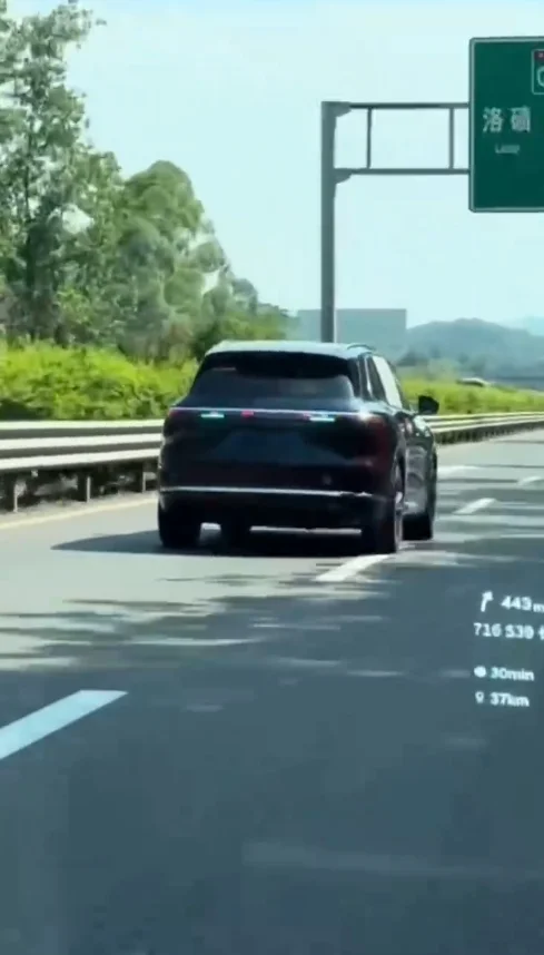 全新問界M7實(shí)車路測視頻曝光:前后均配智駕小藍(lán)燈 全新問界M7實(shí)車路測視頻曝光:前后均配智駕小藍(lán)燈