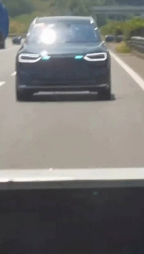 全新問界M7實(shí)車路測視頻曝光:前后均配智駕小藍(lán)燈 全新問界M7實(shí)車路測視頻曝光:前后均配智駕小藍(lán)燈