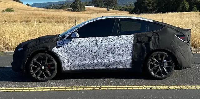 特斯拉新Model Y Performance原型路測圖曝光