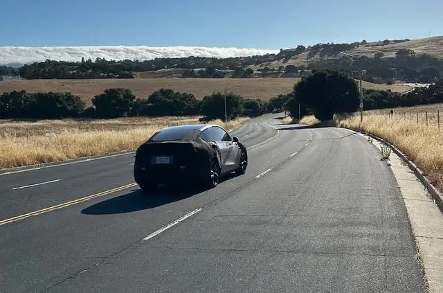 特斯拉新Model Y Performance原型路測圖曝光