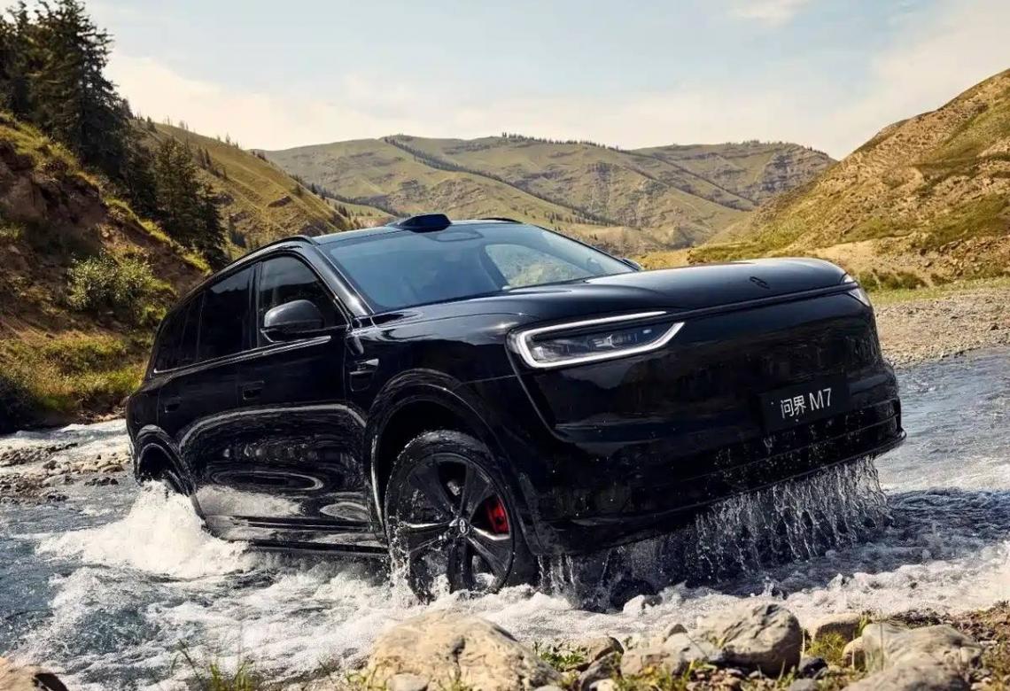 問(wèn)界M7黑白武士配色官圖!前臉大變,貫穿式尾燈簡(jiǎn)約細(xì)長(zhǎng),9月發(fā)布