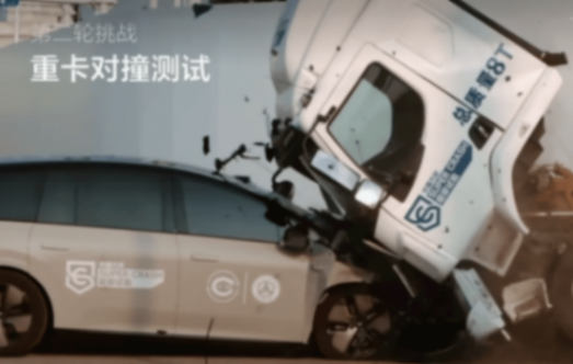 理想“撞飛”卡車:一場充滿銅臭味的行為藝術?