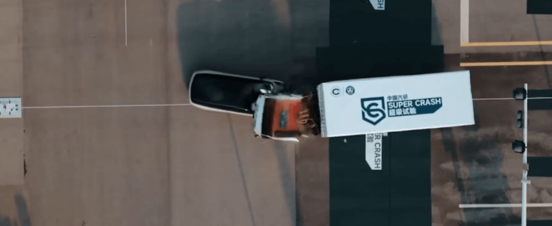 理想“撞飛”卡車:一場充滿銅臭味的行為藝術?