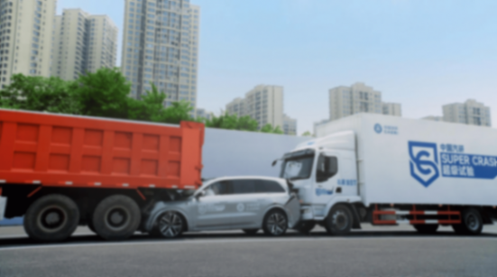 理想“撞飛”卡車:一場充滿銅臭味的行為藝術?