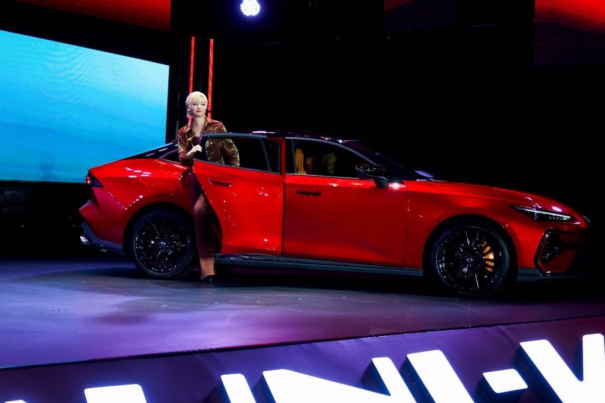 9.79萬起售的第三代UNI-V:燃油轎跑最后的倔強(qiáng),還是年輕人的性價(jià)比狂歡?