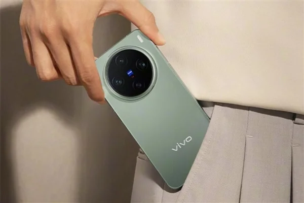 vivo X300真機(jī)出爐 韓伯嘯:X系列史上顏值最佳產(chǎn)品 vivo X300真機(jī)出爐 韓伯嘯:X系列史上顏值最佳產(chǎn)品