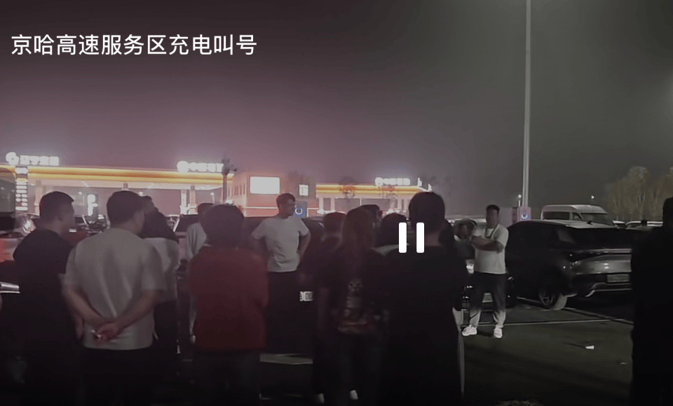 車企一年白吹了!看完十一假期“名場面”,大家更不敢買純電車了