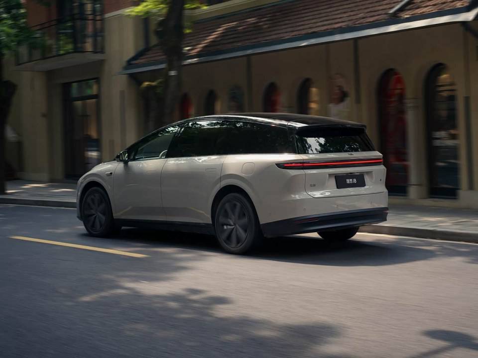 車企一年白吹了!看完十一假期“名場面”,大家更不敢買純電車了