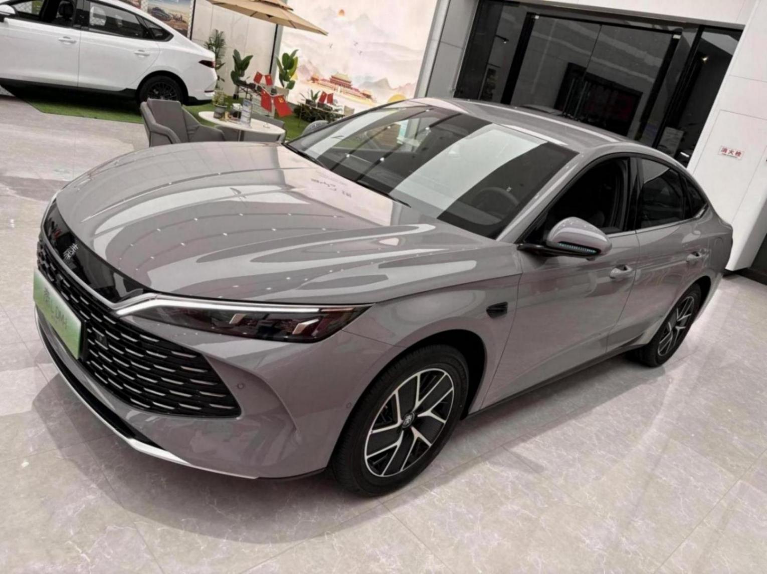 秦L DM-i加推版到店,增“未央灰”配色+20.79度電池,換電子懷擋