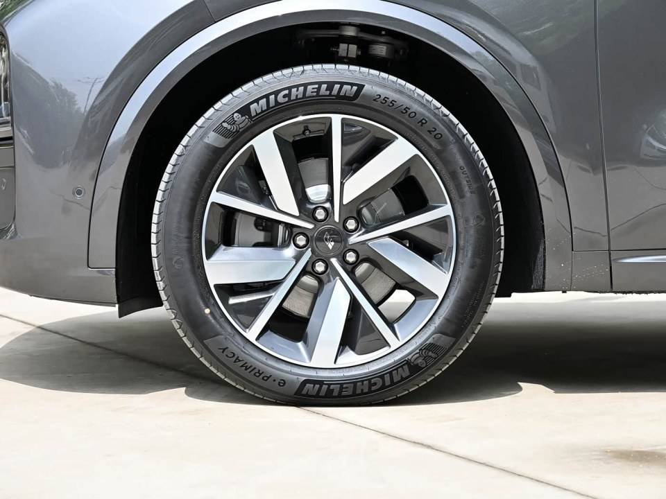 開車爽歪歪,換胎真叫慘!新能源汽車的輪胎,為啥那么貴?