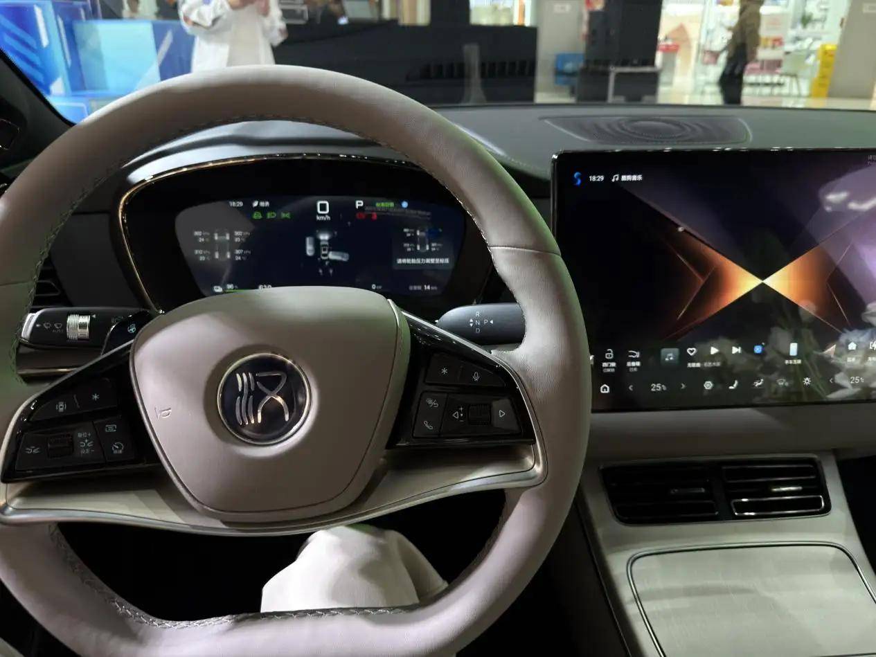 比亞迪漢智駕版廣州重磅發布:技術躍遷+權益風暴 中高端轎車價值新范式