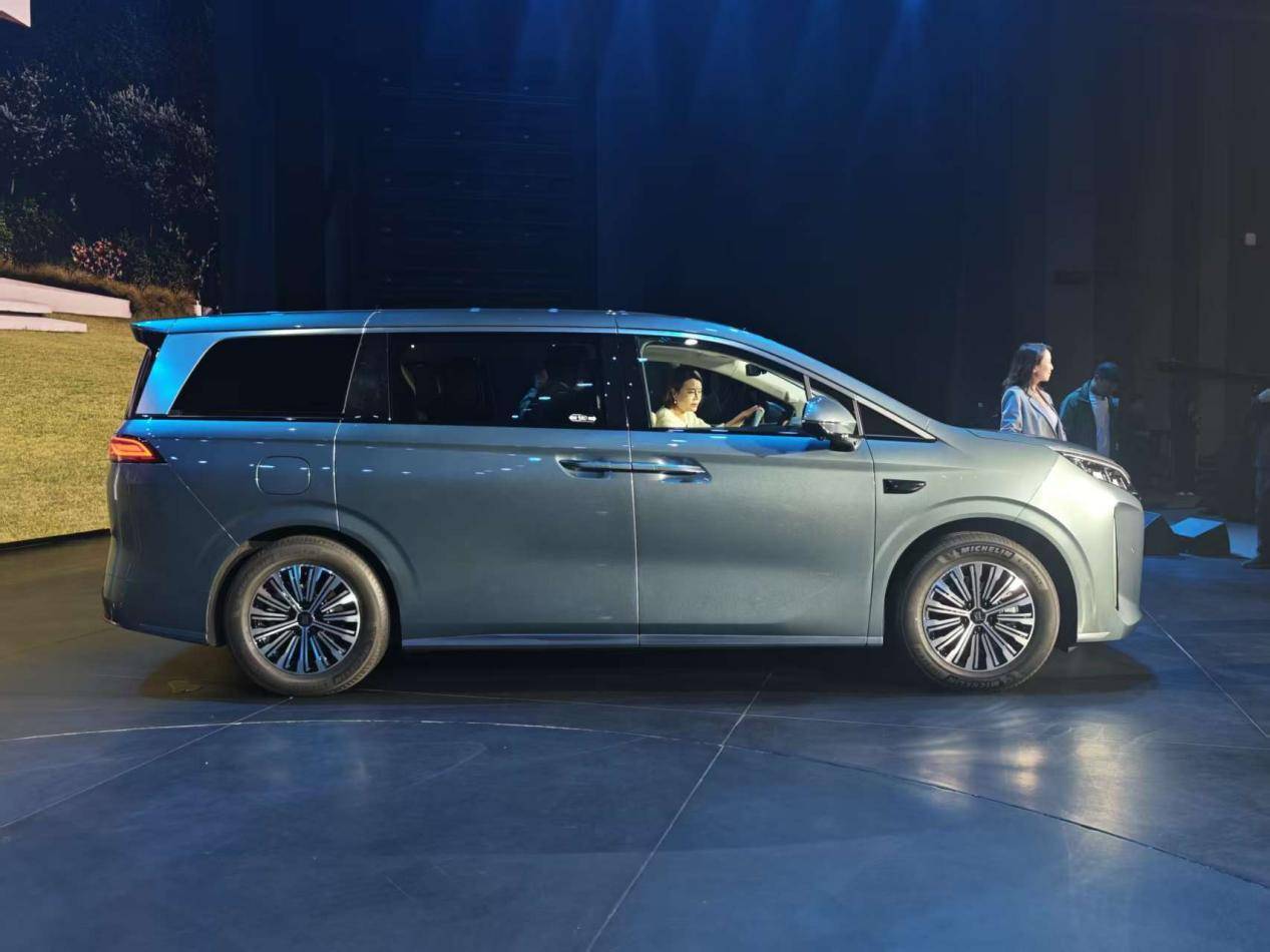 2026款比亞迪夏上市:中大型混動MPV賣到20萬內,虧電油耗4字頭