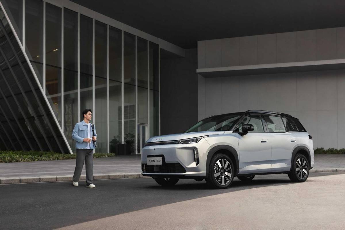 時(shí)間還要追溯至2022年,過(guò)去以日歐美品牌為主導(dǎo)的南非汽車市場(chǎng),被迅速涌入的中國(guó)汽車品牌打破。以奇瑞、比亞迪、長(zhǎng)城為代表的中國(guó)汽車軍團(tuán),在這次“搶灘”中并非使用簡(jiǎn)單的價(jià)格戰(zhàn),而是涵蓋了產(chǎn)品布局、技術(shù)路線、渠道建設(shè)乃至本土化生產(chǎn)的全方位競(jìng)爭(zhēng)。