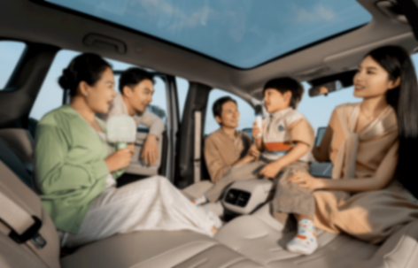 時(shí)間還要追溯至2022年,過(guò)去以日歐美品牌為主導(dǎo)的南非汽車市場(chǎng),被迅速涌入的中國(guó)汽車品牌打破。以奇瑞、比亞迪、長(zhǎng)城為代表的中國(guó)汽車軍團(tuán),在這次“搶灘”中并非使用簡(jiǎn)單的價(jià)格戰(zhàn),而是涵蓋了產(chǎn)品布局、技術(shù)路線、渠道建設(shè)乃至本土化生產(chǎn)的全方位競(jìng)爭(zhēng)。