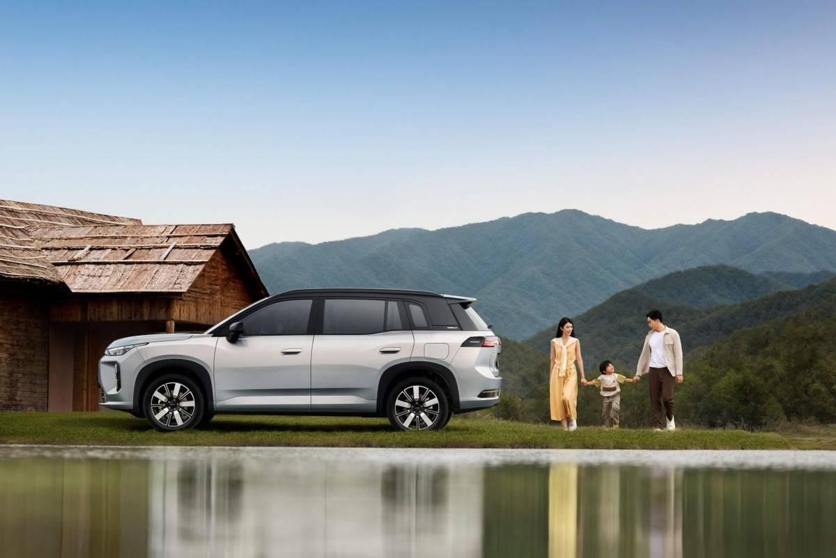 時(shí)間還要追溯至2022年,過(guò)去以日歐美品牌為主導(dǎo)的南非汽車市場(chǎng),被迅速涌入的中國(guó)汽車品牌打破。以奇瑞、比亞迪、長(zhǎng)城為代表的中國(guó)汽車軍團(tuán),在這次“搶灘”中并非使用簡(jiǎn)單的價(jià)格戰(zhàn),而是涵蓋了產(chǎn)品布局、技術(shù)路線、渠道建設(shè)乃至本土化生產(chǎn)的全方位競(jìng)爭(zhēng)。