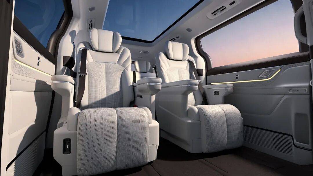 吉利銀河V900登場,高端MPV市場的“王炸”來了